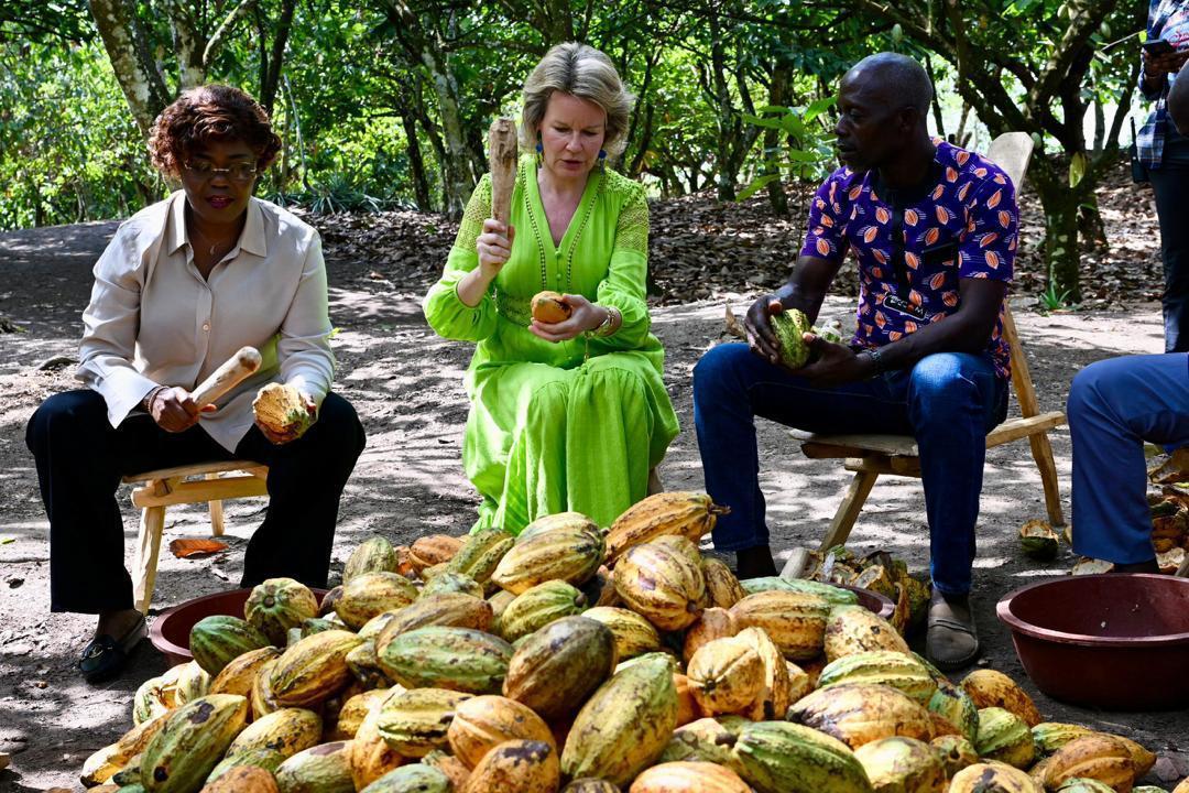 In the run-up to the cocoa congress, Queen Mathilde visited Côte d'Ivoire. Here she learns how to crack open a cacao pod. © UN/Frank Dejongh